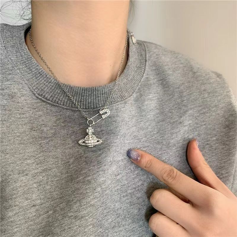 Sparkling five-point star pendant necklace with delicate chain
