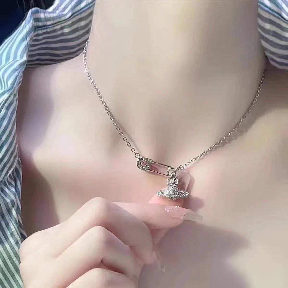Sparkling five-point star pendant necklace with delicate chain