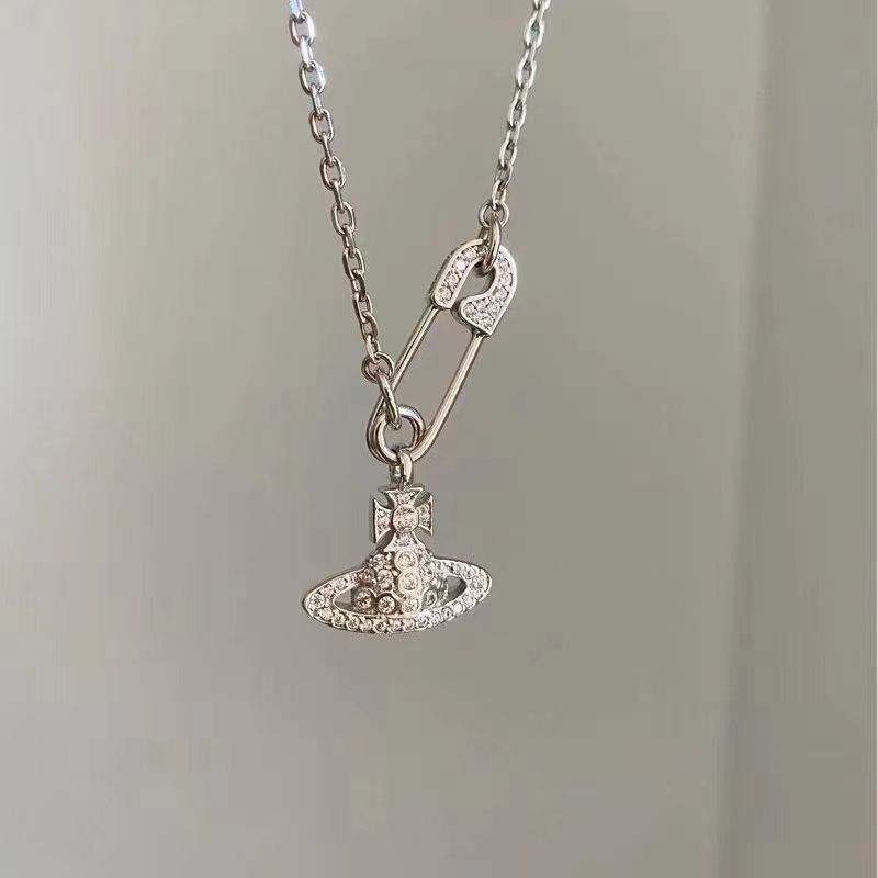 Sparkling five-point star pendant necklace with delicate chain